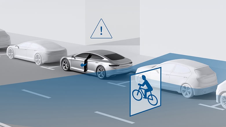 Radfahrer nähert sich parkenden Fahrzeugen