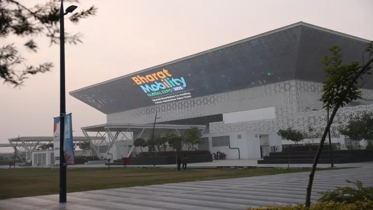 Außenansicht des India Expo Mart, Veranstaltungsort der Bharat Mobility Show 2025.