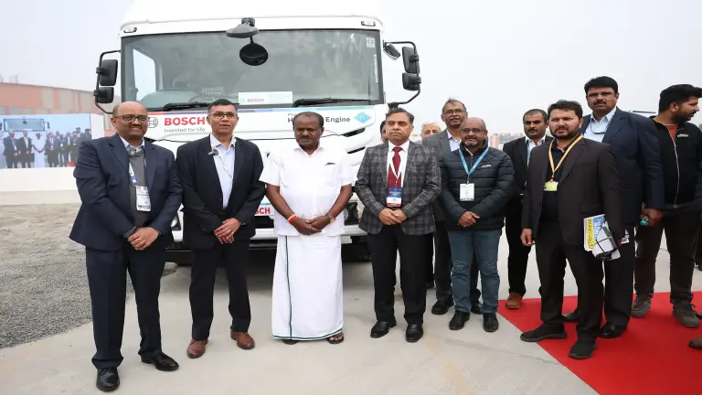Eine Gruppe von Männern in Geschäftskleidung steht vor einem weißen Bosch-gebrandeten Lkw.
