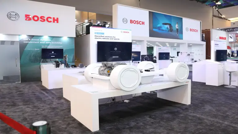 Ein Ausstellungsstück am Bosch-Stand auf der BMGE, auf dem elektrifizierte Lösungen für Elektro- und Hybridfahrzeuge vorgestellt werden.