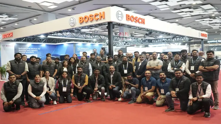 Eine Gruppe von Bosch-Mitarbeitern steht am Bosch-Stand auf der BMGE.