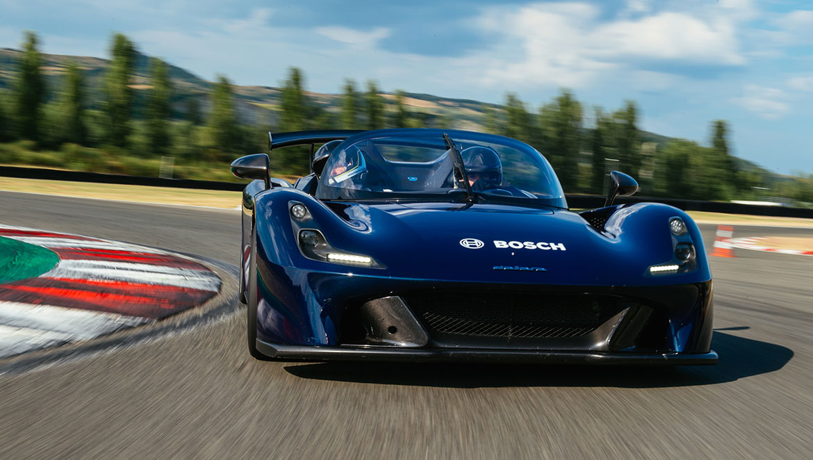 Frontansicht des Dallara Stradale – ein Extremsportwagen mit Bosch Technologie.